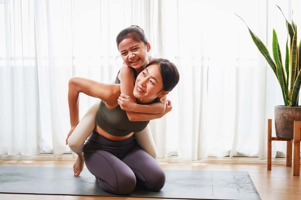 Une activité physique ne se résume pas à courir ou à faire de la musculation. Danser, faire du yoga ou jouer avec ses enfants est tout aussi bénéfique pour lutter contre la sédentarité ! © Chayantorn, Adobe Stock 