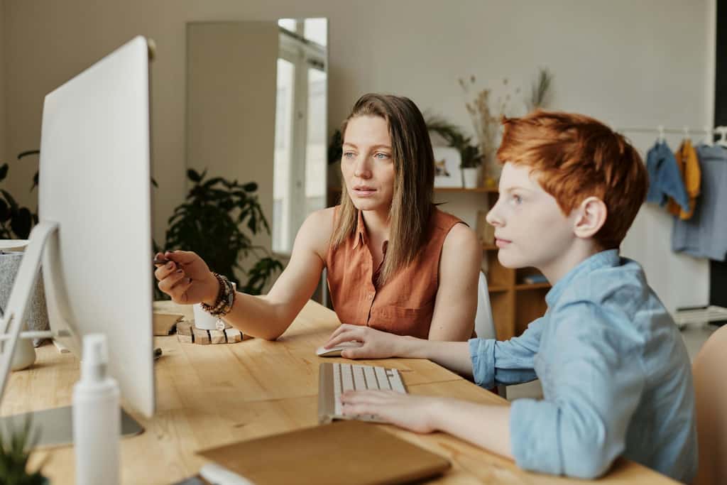  Avec un professeur de soutien scolaire à l’écoute, en petit comité ou en tête-à-tête, l'accompagnement scolaire est personnalisé. © Julia M Cameron, Pexels