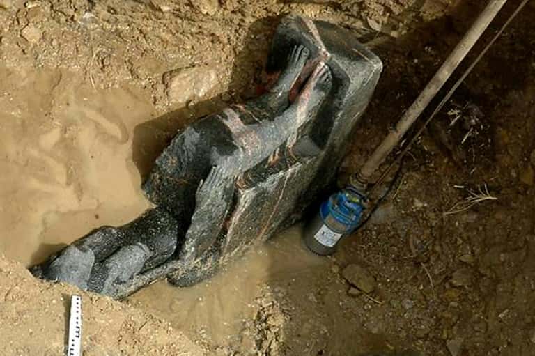 Photo distribuée le 6 mars 2006 par le Conseil suprême des Antiquités égyptiennes après la découverte à Louxor, en Haute-Égypte, d’une statue en granite noir représentant la déesse Sekhmet. © <em>Egyptian Supreme Council Of Antiquity</em>, AFP