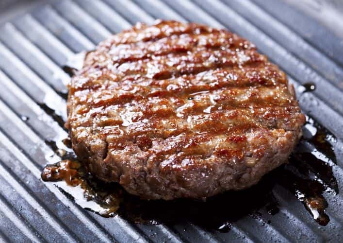 Si la viande rouge contient du fer, il est très différent de celui contenu dans les légumes, les légumineuses et les céréales complètes. © nitrub, Istock.com