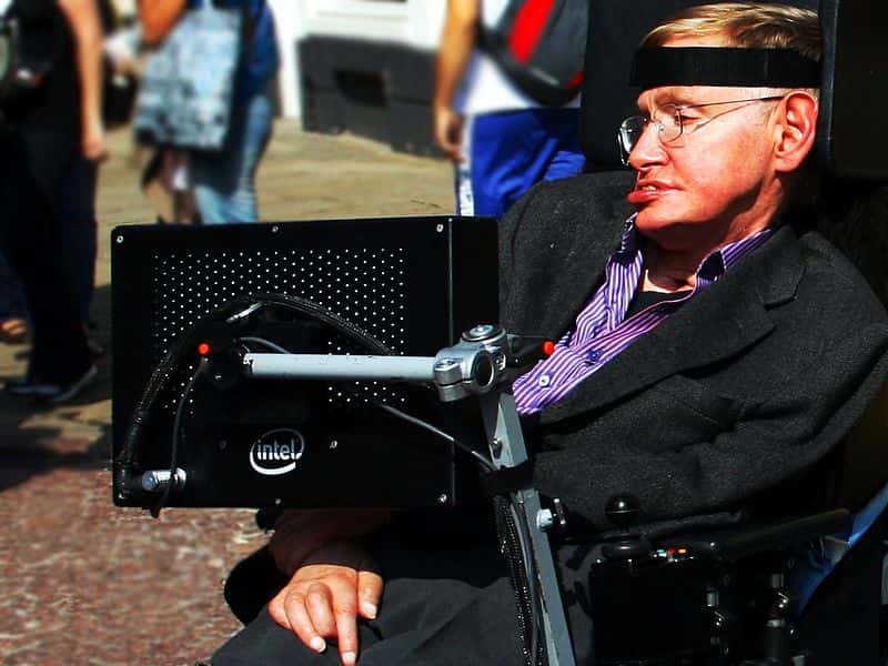  Stephen Hawking est un physicien célèbre pour ses recherches sur les trous noirs, mais aussi pour sa maladie le rendant incapable de parler. Il s’exprime malgré tout à l’aide d’une voix produite sur ordinateur, avec un timbre très robotique. © Doug Wheller, Wikipédia, cc by 2.0