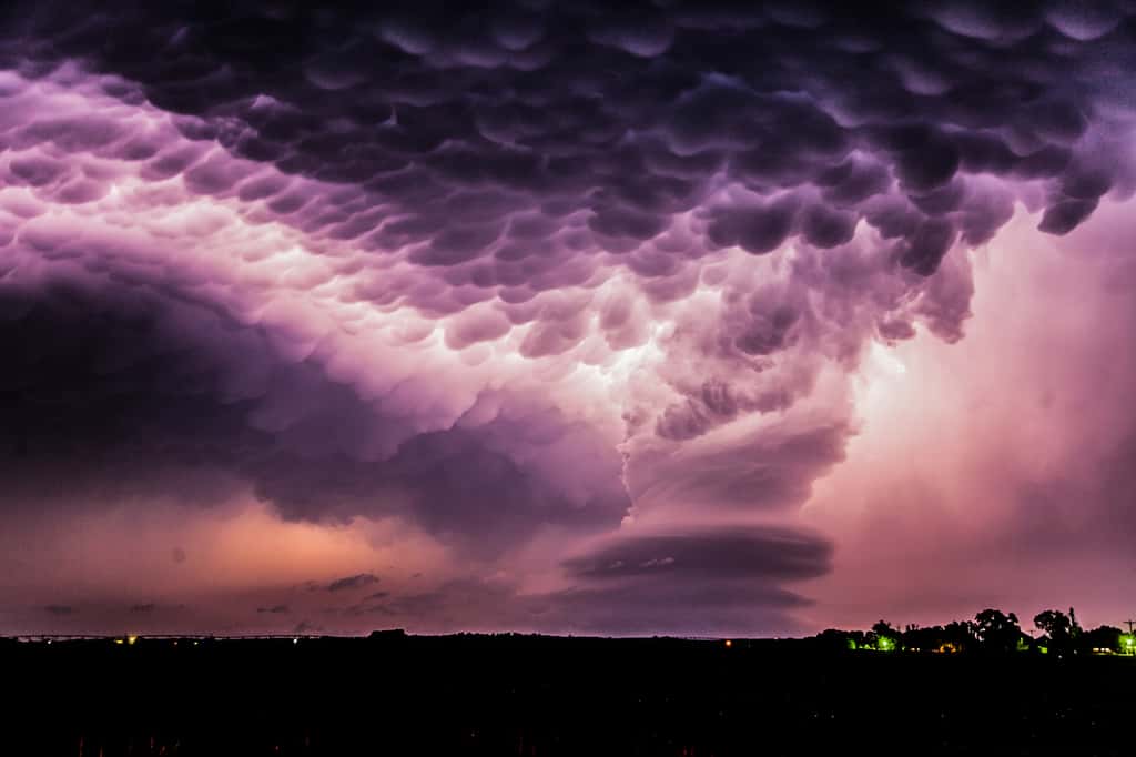 Une tempête au-dessus du Nebraska au ventre bosselé. Les<em style="text-align: center;">mammatus</em>se forment lorsqu’un nuage instable rencontre une couche d’air très sec. © Stephen Lansdell,<em style="text-align: center;">Royal Photographic Society</em>