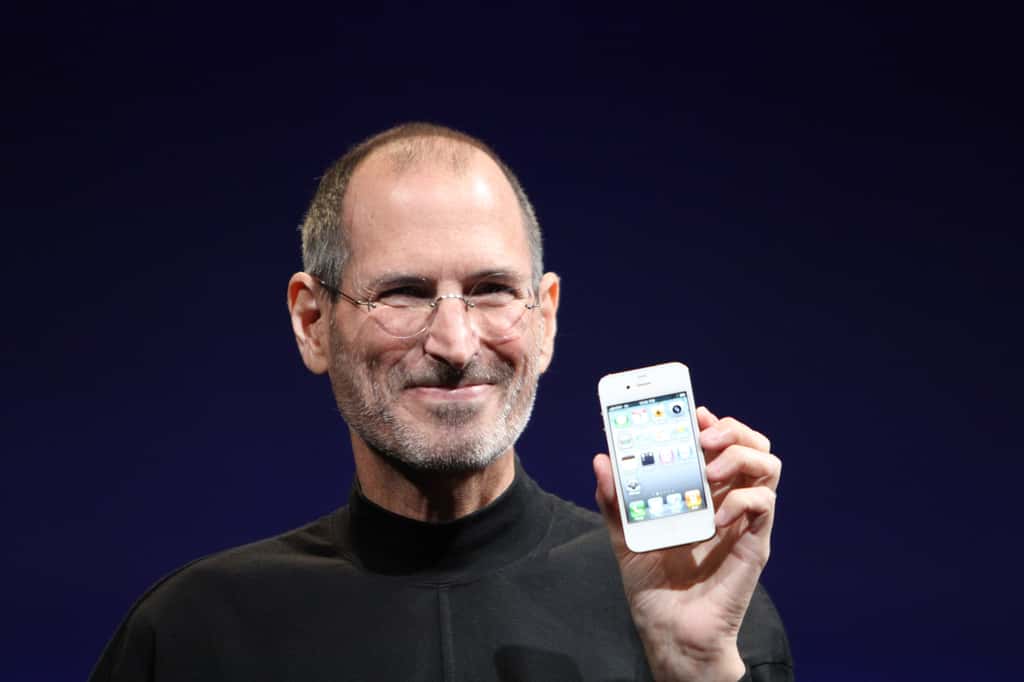 Steve Jobs présente l’iPhone 4 à la Conférence des Développeurs du Web le 8 juin 2010. © Matthew Yohe – Wikimedia Commons