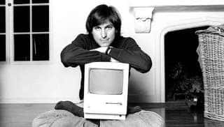 Steve Jobs et son premier micro-ordinateur, le mackintosh. © Sony Pictures, Apple, Century Fox, LucasFilms, Pixar