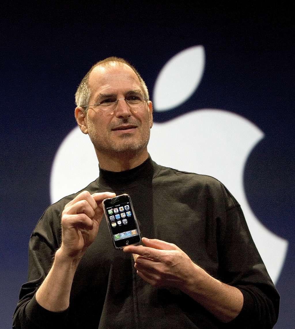 Steve Jobs dévoilant l’iPhone le 9 janvier 2007. Dix ans plus tard, le cofondateur et charismatique patron d’Apple n’est plus et la marque à la pomme n’a pas encore inventé un nouveau gadget « révolutionnaire ». © Apple