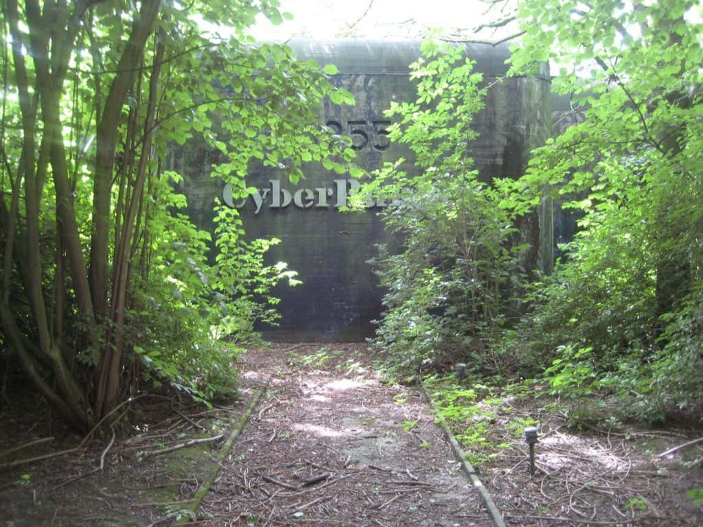 Voici un exemple de ferme de serveurs située dans les Pays-Bas. Les serveurs sont enfermés dans un véritable bunker des années 1950 se trouvant au milieu d'une forêt. Celui-ci est capable de résister aux ondes électromagnétiques et même au<em> </em>blast<em> </em>produit par une bombe nucléaire d'une puissance de 20 mégatonnes. © CyberBunker