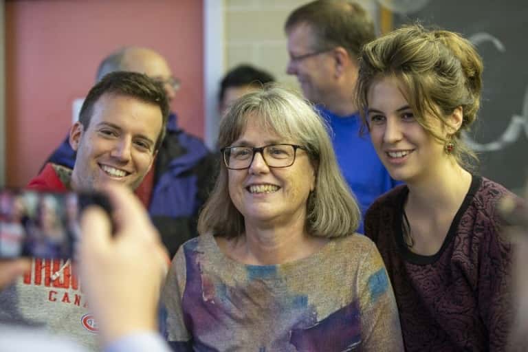 La lauréate du prix Nobel de physique Donna Strickland, avec des étudiants de l'université de Waterloo (Ontario), le 2 octobre 2018. © Geoff Robins – AFP