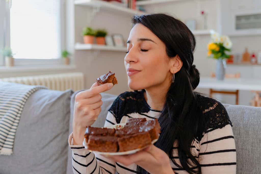 L'addiction au sucre constitue l'un des comportements compulsifs les plus répandus dans notre société moderne. © PixelsEffect, iStock L'addiction au sucre constitue l'un des comportements compulsifs les plus répandus dans notre société moderne. © PixelsEffect, iStock