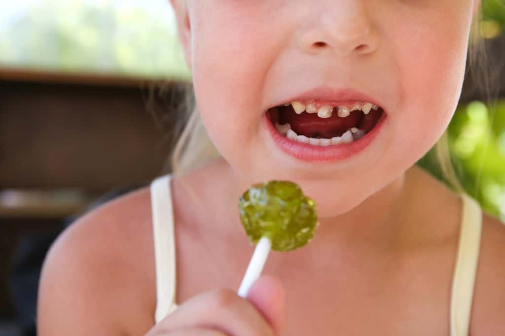 Le sucre fait des ravages sur les dents des enfants, et certaines compotes en sachet en contiennent plus qu'une canette de Coca-Cola. © Victoria М, Adobe Stock
