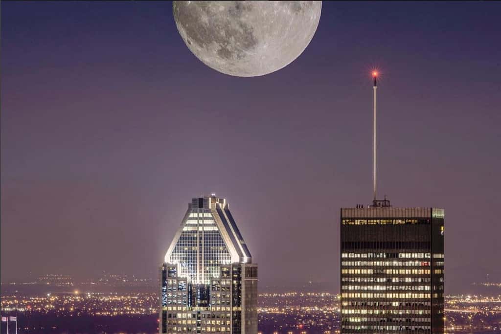 La super Lune photographiée au-dessus du centre ville de Montréal. © @mengjia73, via Instagram
