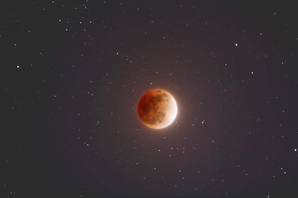 Durant une éclipse de Lune, notre satellite, qui traverse alors l’ombre de la Terre, se pare de teintes sanguines. © Nasa