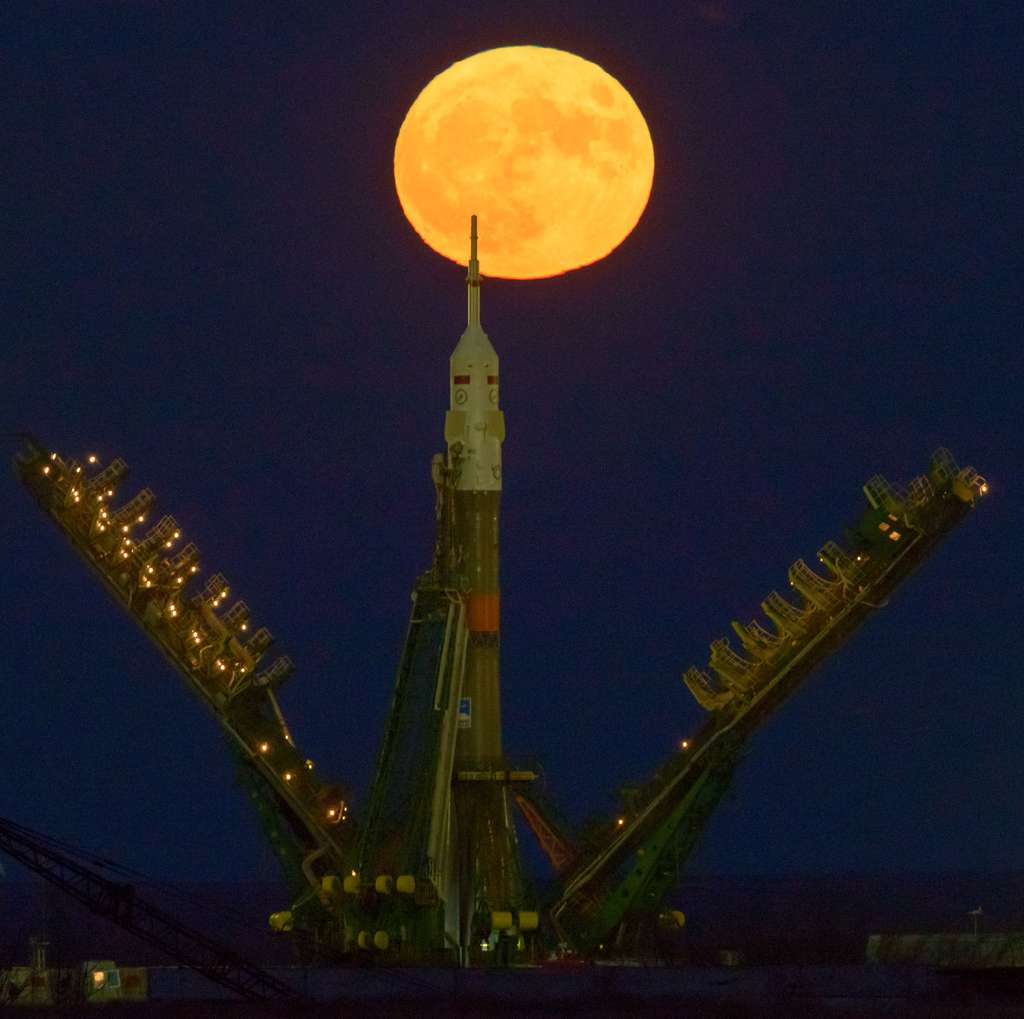 La super Lune du 14 novembre vient de se lever, au-dessus du pas de tir de la fusée Soyouz, au cosmodrome de Baïkonour, où vont embarquer trois astronautes (parmi lesquels le Français Thomas Pesquet), le 17 novembre. © Nasa, Bill Ingalls