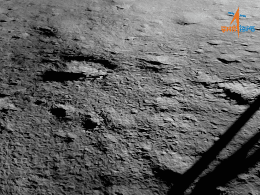 Une des toutes premières images de la surface prises par le lander Vikram après s'être posé. L'image a été prise par une caméra de navigation latérale. © Isro