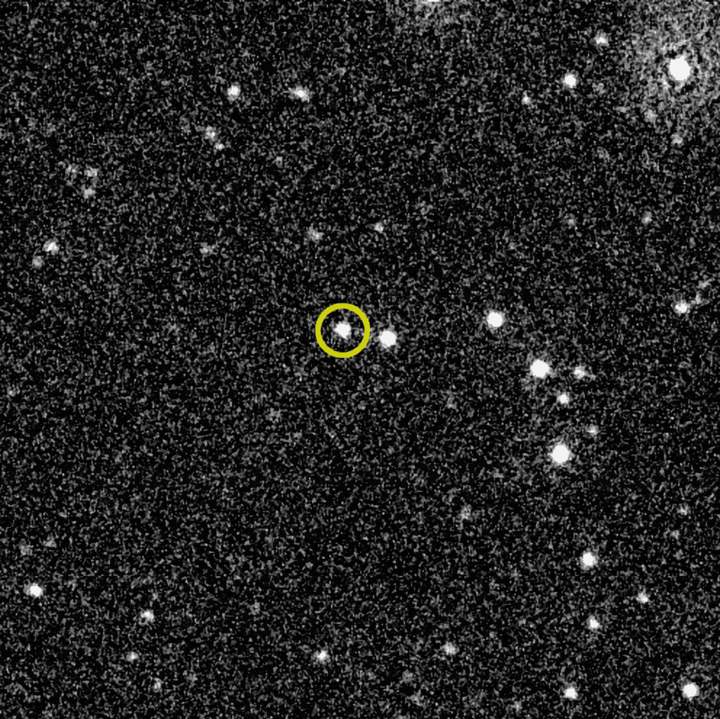 Ces images prises en lumière visible par le télescope ultraviolet/optique de Swift montrent comment la rémanence de GRB 221009A (encerclé) s'est estompée au cours d'environ 10 heures. L'explosion est apparue dans la constellation de la Flèche et s'est produite il y a 1,9 milliard d'années. L'image mesure environ 4 minutes d'arc. © NASA/Swift/B. Cenko