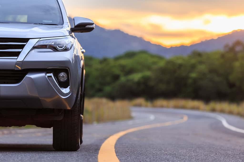 La hausse des ventes de SUV a des conséquences sur la climat, les terres naturelles, mais aussi sur le prix des carburants. © PiyawatNandeenoparit, Adobe Stock