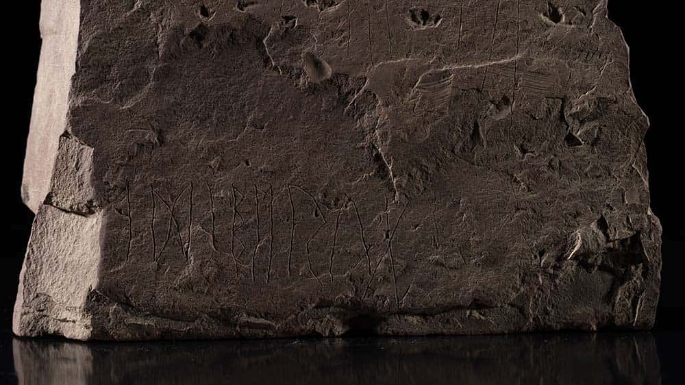 Des inscriptions permettent de reconstituer le mot  « <em>idiberug</em> » sur la face avant de la pierre. © Alexis Pantos, KHM, UiO