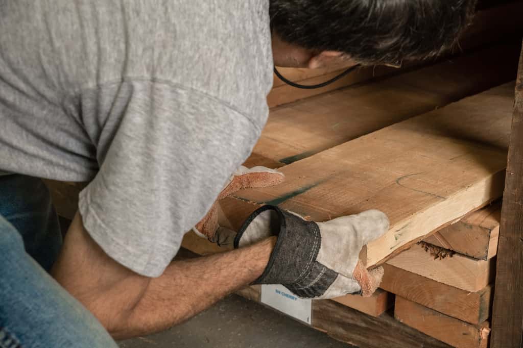 Le bois d'une table de pique-nique doit pouvoir résister aux agressions extérieures. © Heidi, Adobe Stock