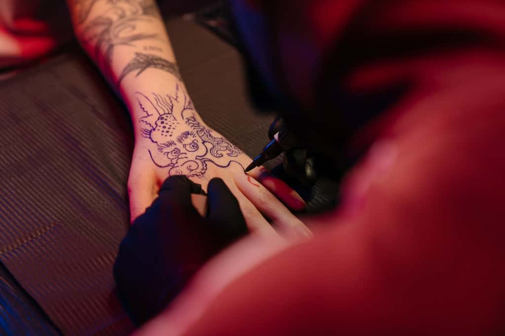  Le virus du sida ne se transmet pas <em>via</em> un tatouage. © Cottonbro-Studio, Pexels