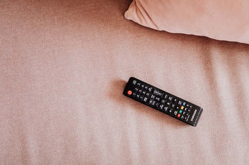 À manipuler avec attention : les télécommandes font partie des objets les plus contaminés des chambres d’hôtel ! © Karolina Grabowska, Pexels