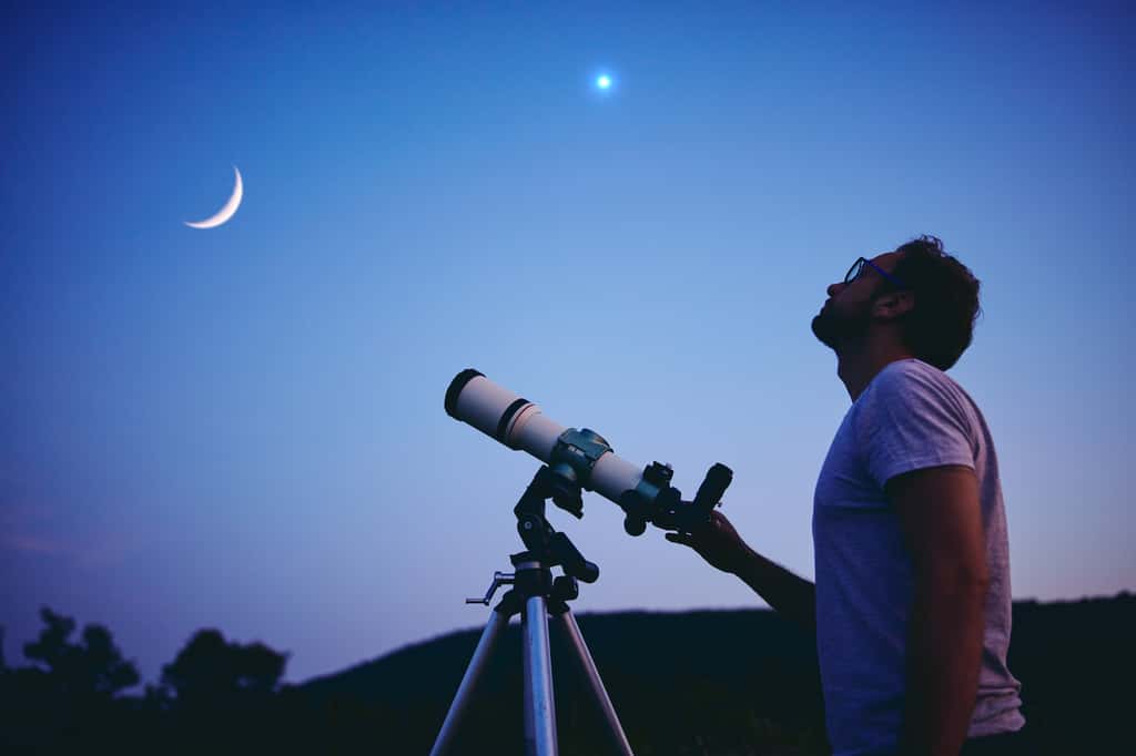 Amateurs d'astronomie, faites le choix d'un télescope pour observer la voûte céleste. © Astrosystem, Adobe Stock