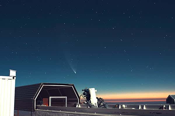Un des télescope du réseau Tarot (Télescopes à Action Rapide pour les Objets Transitoires), à la Silla au Chili. Les autres téléscopes du réseau sont à Grasse, à la Réunion, et bientôt en Polynésie française. Le réseau est utilisé pour détecter les sursauts gamma, mais aussi les satellites artificiels en orbite géostationnaire (36.000km) autour de la Terre. ESO, CC BY