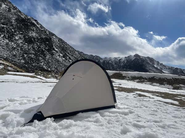 La tente a été conçue pour être dépliée sur tout type de sol. © Thecatal