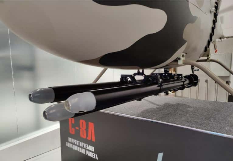 Les trois missiles S-8L embarqués disposent d’un guidage laser et peuvent atteindre leur cible avec une portée de six kilomètres. © Ria Novosti