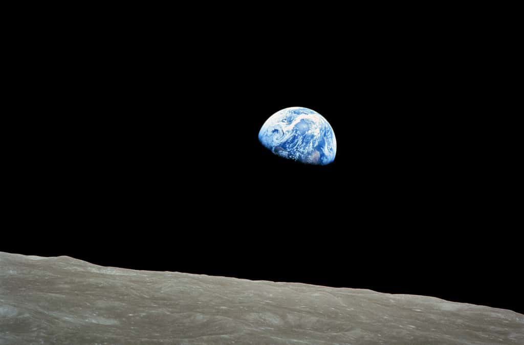 « Lever de terre » sur la lune. Photo prise le 24 décembre 1968 par Bill Anders, et montrant la terre semblant se lever derrière l'horizon lunaire. Ce phénomène n'est visible que par quelqu'un en orbite autour de l'astre. À cause de la rotation synchrone de la Lune, qui montre toujours la même face vers la Terre, on ne voit pas la Terre se lever ou se coucher depuis la surface de la Lune. © Wikipédia, Nasa<br> 