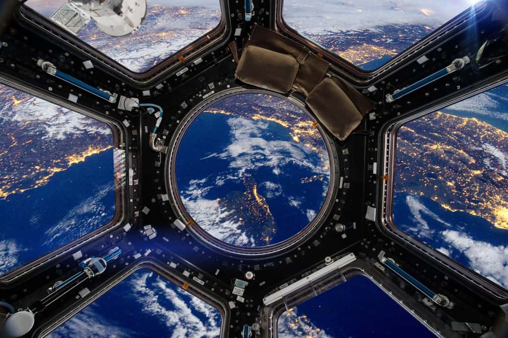 Dans l'ISS, les astronautes sont-ils soumis à l'apesanteur ou à l'impesanteur ? © tawatchai07, Freepik