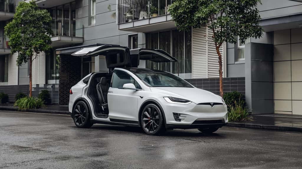 SpaceX a annoncé que le SUV électrique Model X de Tesla servirait de navette officielle pour convoyer les équipages de la Nasa jusqu'au pas de tir pour les futures missions à bord du Crew Dragon. © Tesla