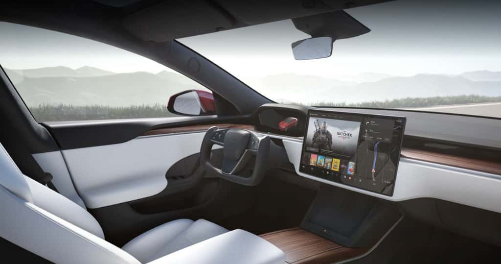L’intérieur de la Tesla Model S Plaid et son volant « yoke ». © Tesla