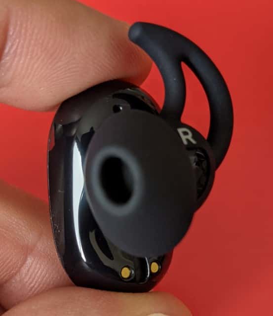 Les écouteurs QuietComfort Earbuds ont un design semi-intra auriculaire moins intrusif. © Marc Zaffagni