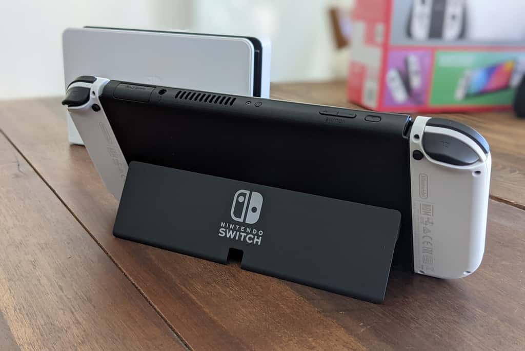 La nouvelle béquille de la Nintendo Switch Oled n'a plus rien à voir avec celle de la Switch originale. © Marc Zaffagni