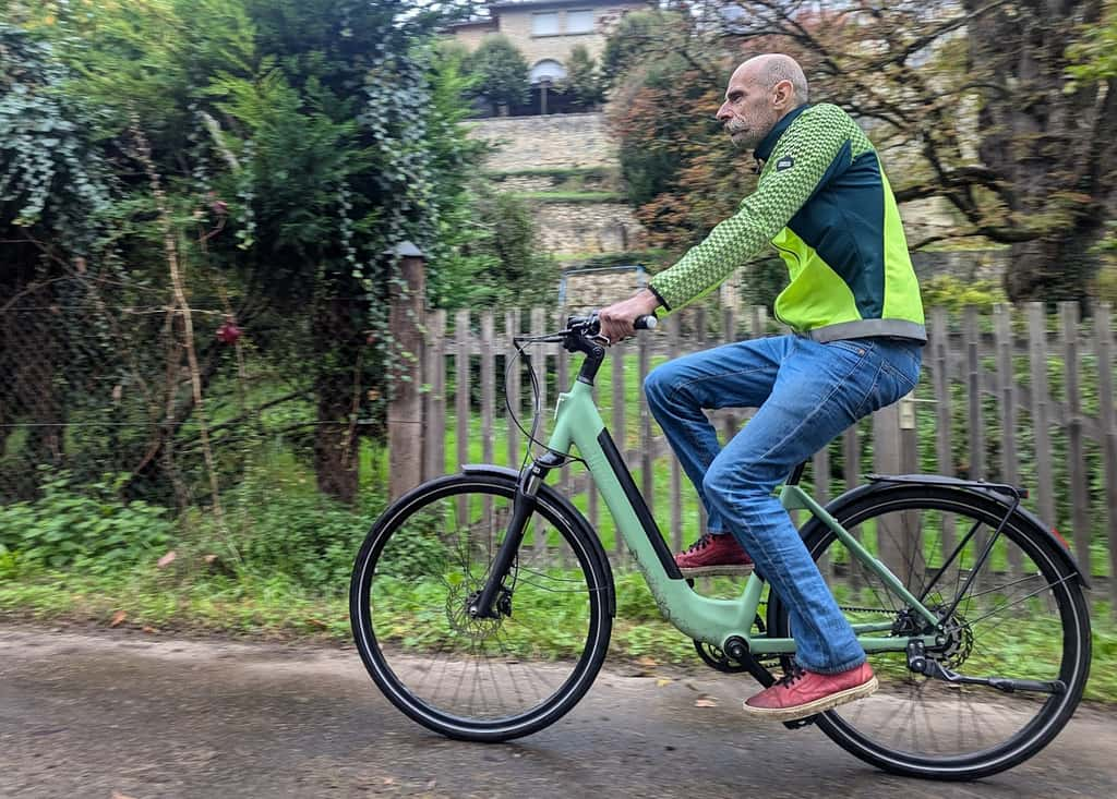 Avec une fourche suspendue, le vélo reste confortable sur les chemins. © Sylvain Biget