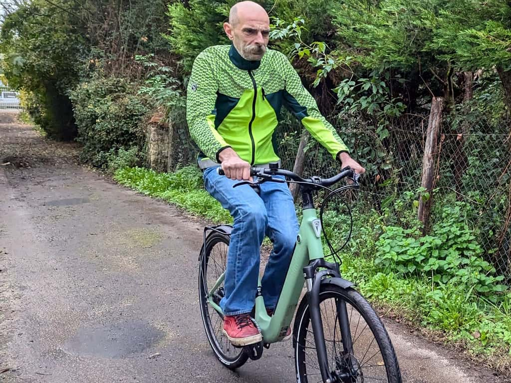 Sécurité encore. Tout au long du test, nous avons également essayé la <em>Detectable Light</em> d’Urban Circus. Dotée de milliers de microbilles de verre, cette veste réfléchit la lumière des phares des véhicules à très longue distance. Très bien taillée, elle est même capable de nuit, de déclencher le freinage automatique des véhicules qui sont équipés des systèmes d'aide à la conduite. Elle coûte 69,90 euros. © Sylvain Biget