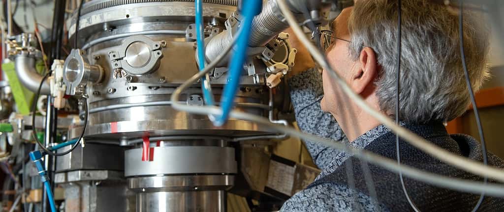 Le physicien Roman Gernhäuser devant la chambre où des tétraneutrons ont probablement été créés. La réaction a été détectée à l'aide d'un spectrographe magnétique extrêmement sensible. © Uli Benz, TUM 