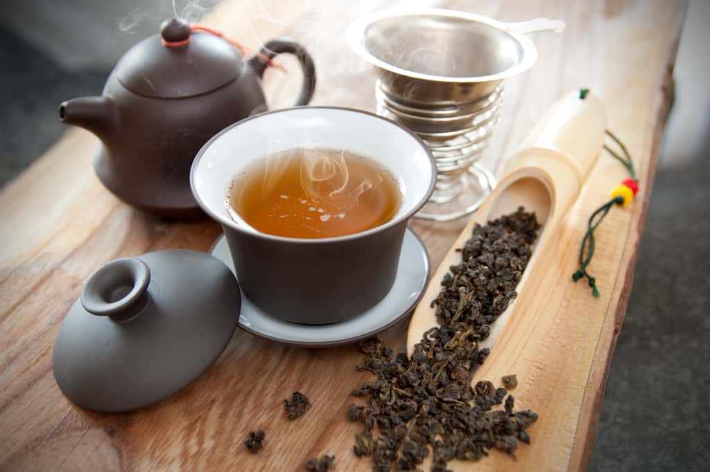 Thé noir, thé vert et thé Oolong sont considérés dans l'étude. Le thé Oolong est un thé traditionnel chinois fabriqué à partir de la même plante que celle utilisée pour la fabrication des thés verts et noirs. La différence réside dans la façon dont le thé est traité : le thé vert ne s'oxyde pas beaucoup, le thé noir s'oxyde jusqu'à devenir noir et le thé Oolong s'oxyde partiellement. © beawolf, Adobe Stock