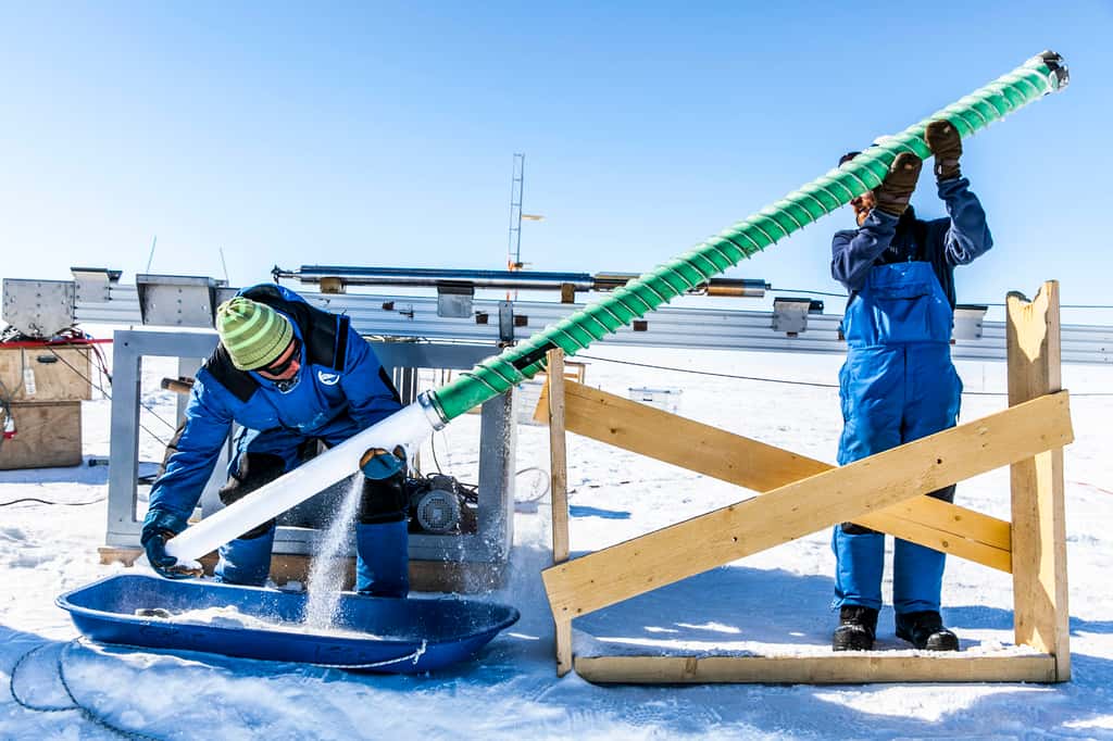 Extraction d'une carotte de glace en Antarctique pendant les campagnes de présélection du site de forage. © Thibaut Vergoz, Institut polaire français, CNRS