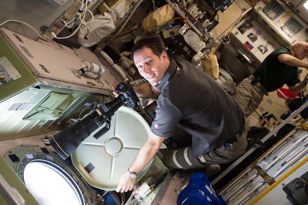 Thomas Pesquet, actuellement à bord de l'ISS, observe la terre pour la seconde fois et se dit inquiet que « <em>l'on n'arrive pas à s'entendre au niveau international</em> ». © ESA
