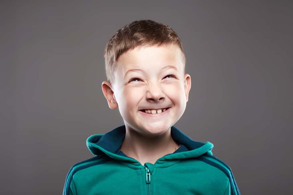 Les grimaces faciales sont une des formes de tics qui atteint majoritairement les jeunes garçons. © eugenepartyzan, Adobe Stock