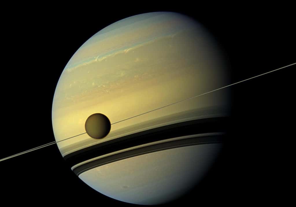 Saturne photographiée par Cassini. Au premier plan, son plus grand satellite, Titan. © Nasa, JPL-Caltech