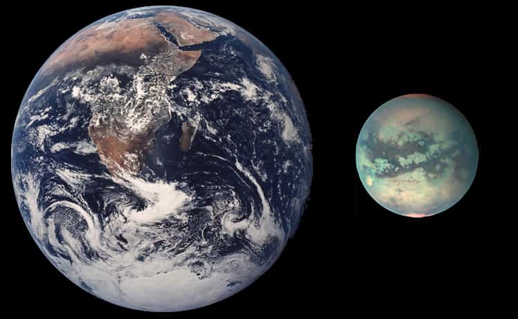 Une comparaison à l'échelle de la Terre et de Titan. L'image de la lune de Saturne a été obtenue avec un instrument de la sonde Cassini capable de voir à travers son atmosphère. © Nasa