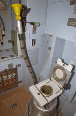 Des toilettes spatiales dans le module de service Zvezda de l'ISS. © Nasa