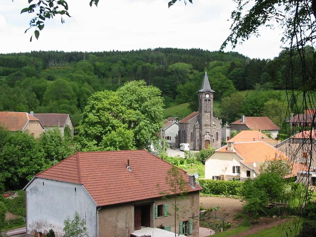 Le toit en demi-croupe (ici côté pignon) est une architecture traditionnelle dans les Vosges gréseuses, ici à Châtas. © Christian Amet, <em>Wikimedia Commons</em>, CC by-sa 2.5