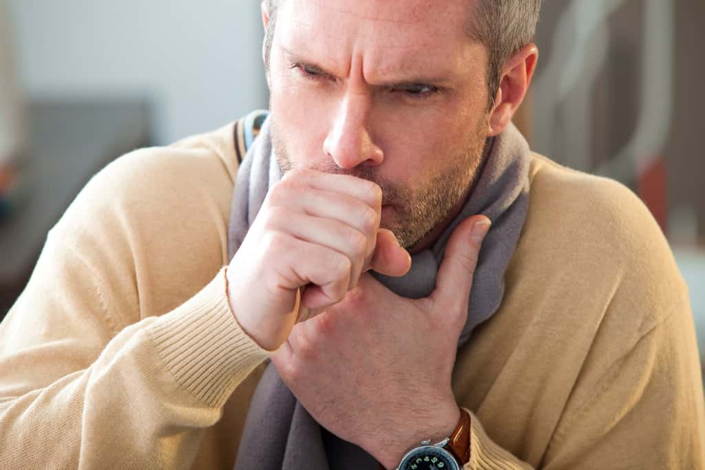  Une toux qui perdure après une infection virale peut être inquiétante, mais dans la plupart des cas, elle se résorbera avec le temps. © RFBSIP, Adobe Stock