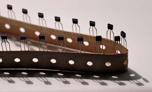 En électronique, le transistor est un élément servant d’interrupteur et d’amplificateur de signal. © Paul Downey, Flickr, cc by 2.0