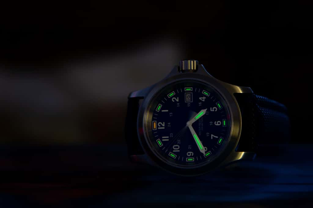 Le tritium est encore utilisé aujourd'hui pour les montres de plongées ou à usage militaire, des contextes où une luminosité constante est essentielle. © Pavel, Adobe Stock