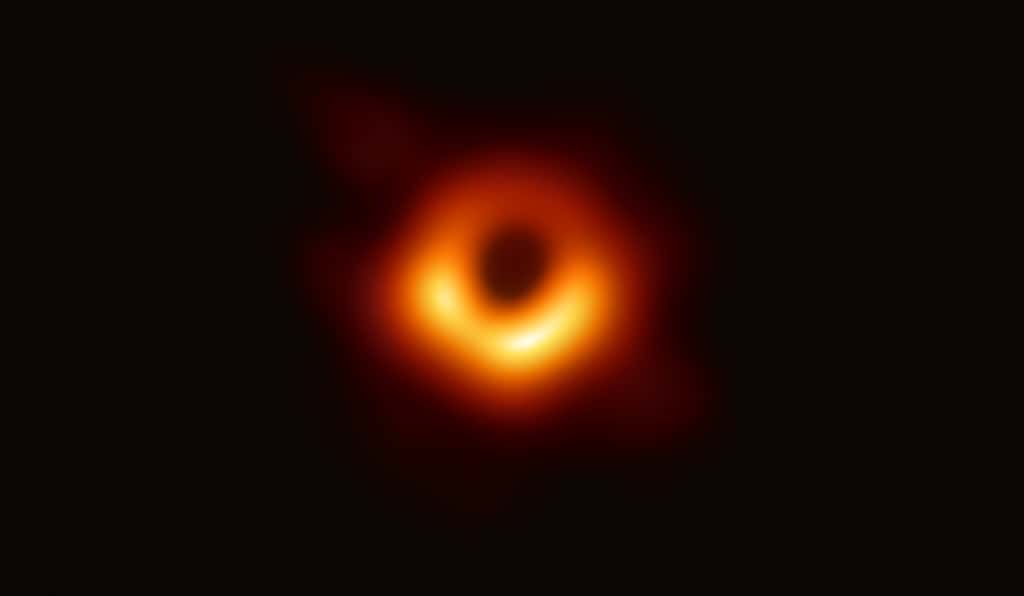 Départ de la Terre, direction la galaxie M87, à 55 millions d'années-lumière, où est tapi au centre un trou noir supermassif de 6,5 milliards de masses solaires. Mercredi, des astronomes dévoilaient son image, la première de l'histoire ! © Even Horizon Telescope