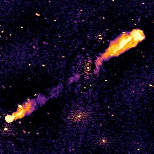  Un exemple de sources radio détectées avec ses jets de matière, 3C236, vue par Lofar dans la région précédente. © Lofar Radio Galaxy Zoo, Observatoire de Paris - PSL