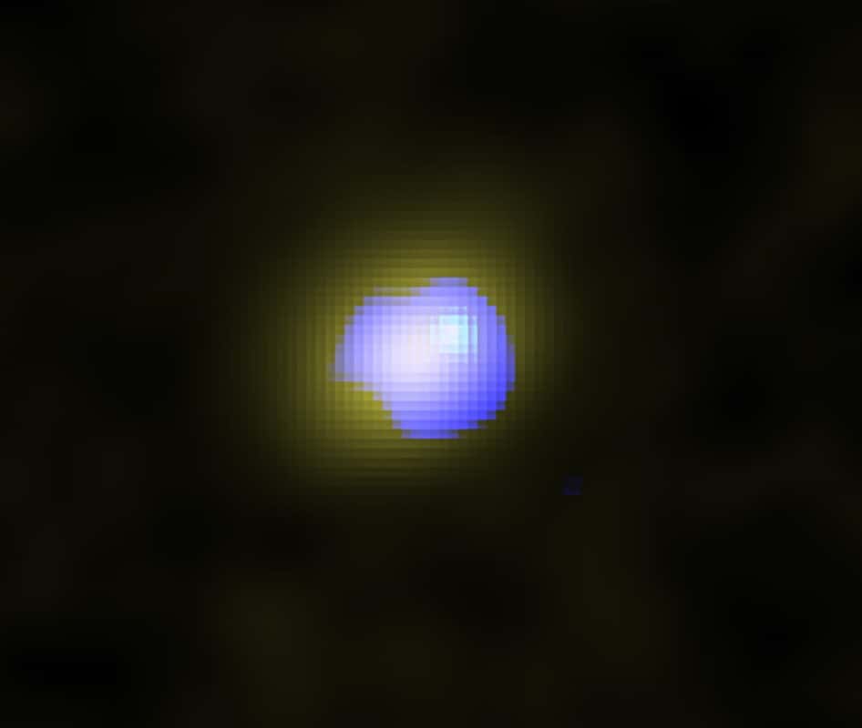 Cette image d'Alma montre en fausses couleurs la galaxie J1243 + 0100 hébergeant un trou noir supermassif en son centre telle qu'elle était il y a 13,1 milliards d'années. La distribution du gaz calme dans la galaxie est représentée en jaune, et la distribution des vents galactiques à grande vitesse est représentée en bleu. Les vents sont situés au centre de la galaxie, ce qui indique que le trou noir supermassif est à leur origine. © Alma (ESO / NAOJ / NRAO), Izumi et <em>al.</em>